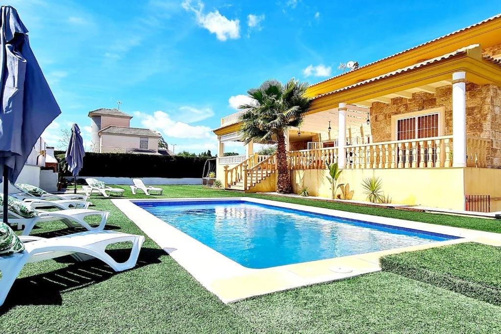 Agradable Villa con Piscina y BBQ.