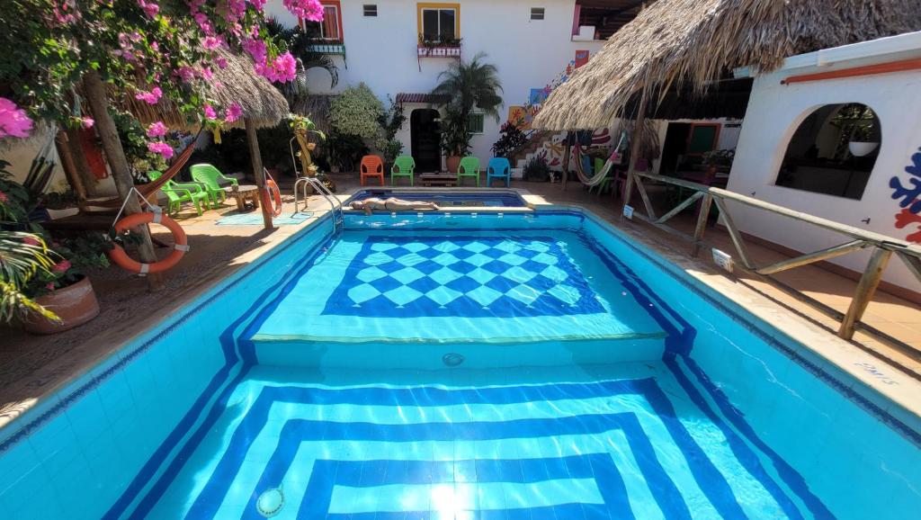 ein Pool im Resort in der Unterkunft Divanga Hostel and Diving in Taganga