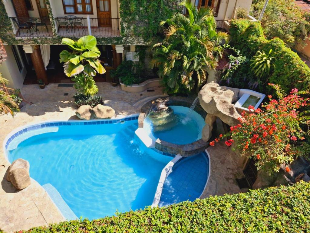 an overhead view of a swimming pool in a yard at Hotel Quinta Maya in Flores