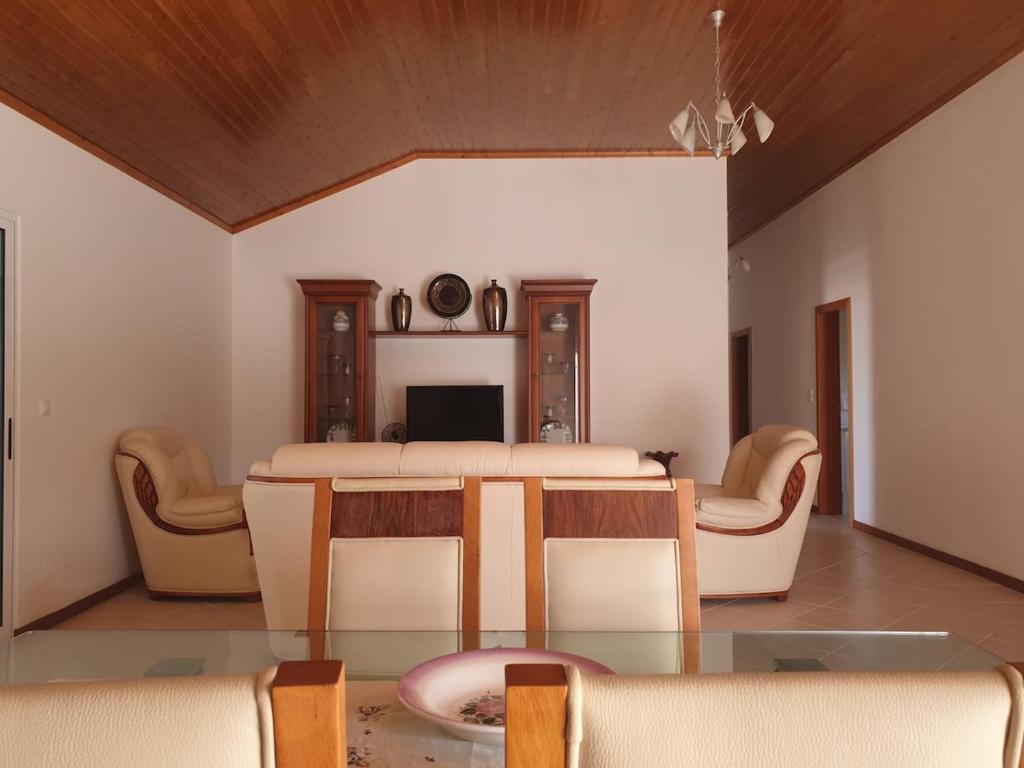 a living room with a table and chairs at Farol Golfe in Ponta do Pargo