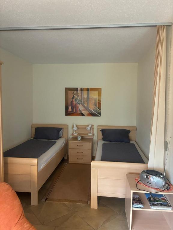 a bedroom with two beds and a coffee table at Kurring 4 Apartment 105 in Bad Rodach