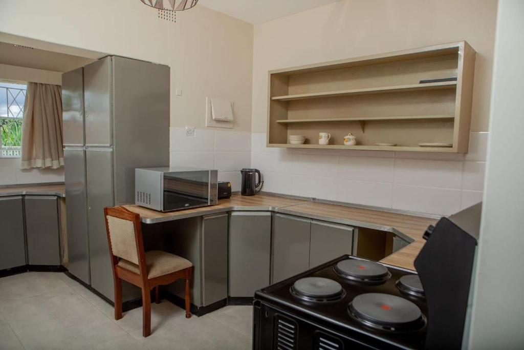 kuchnia z biurkiem i kuchenką w obiekcie BP property w mieście Harare