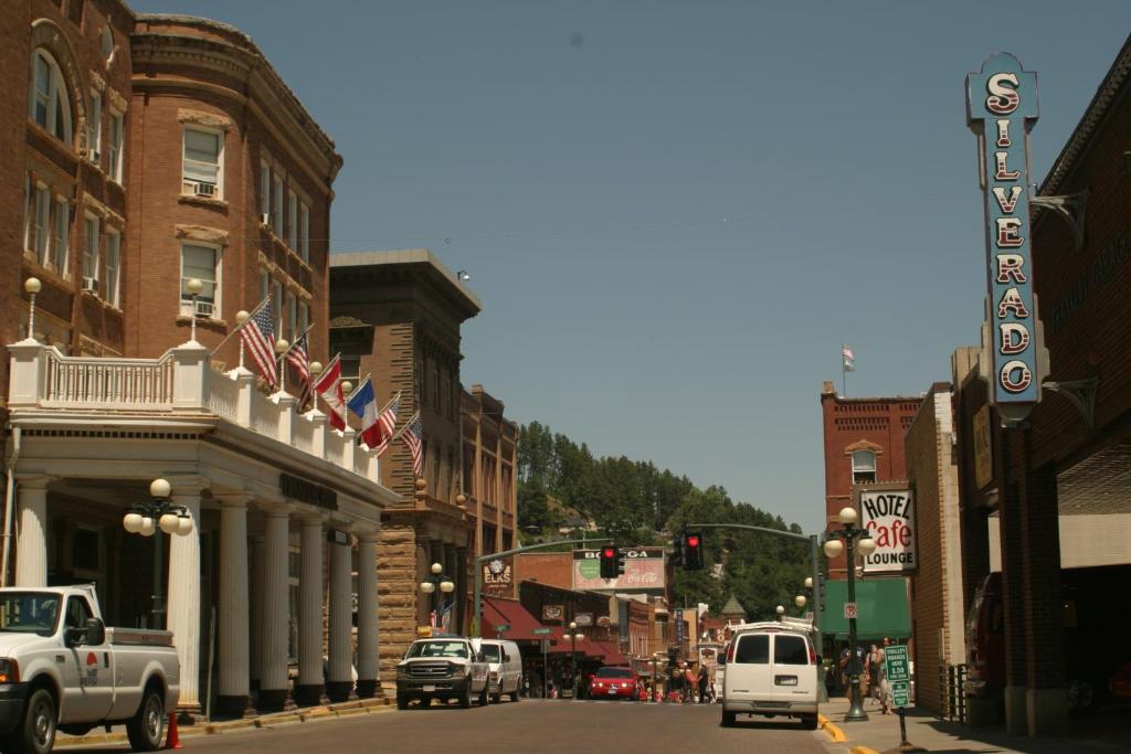 Una calle de la ciudad con coches conduciendo por la calle en Historic Franklin Hotel en Deadwood