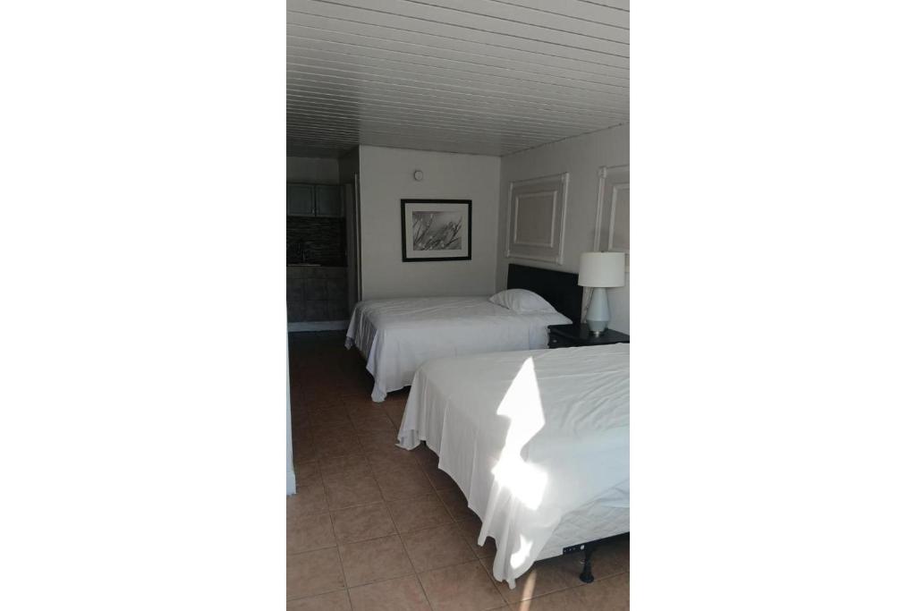 Siesta Motor Inn Kissimmee Near Disney World - 2 Full Beds Non-Smoking