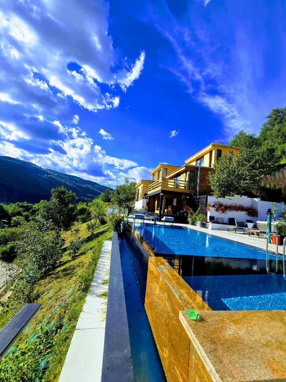 eine Villa mit Swimmingpool und einem Haus in der Unterkunft Alter Ego in Valea Drăganului