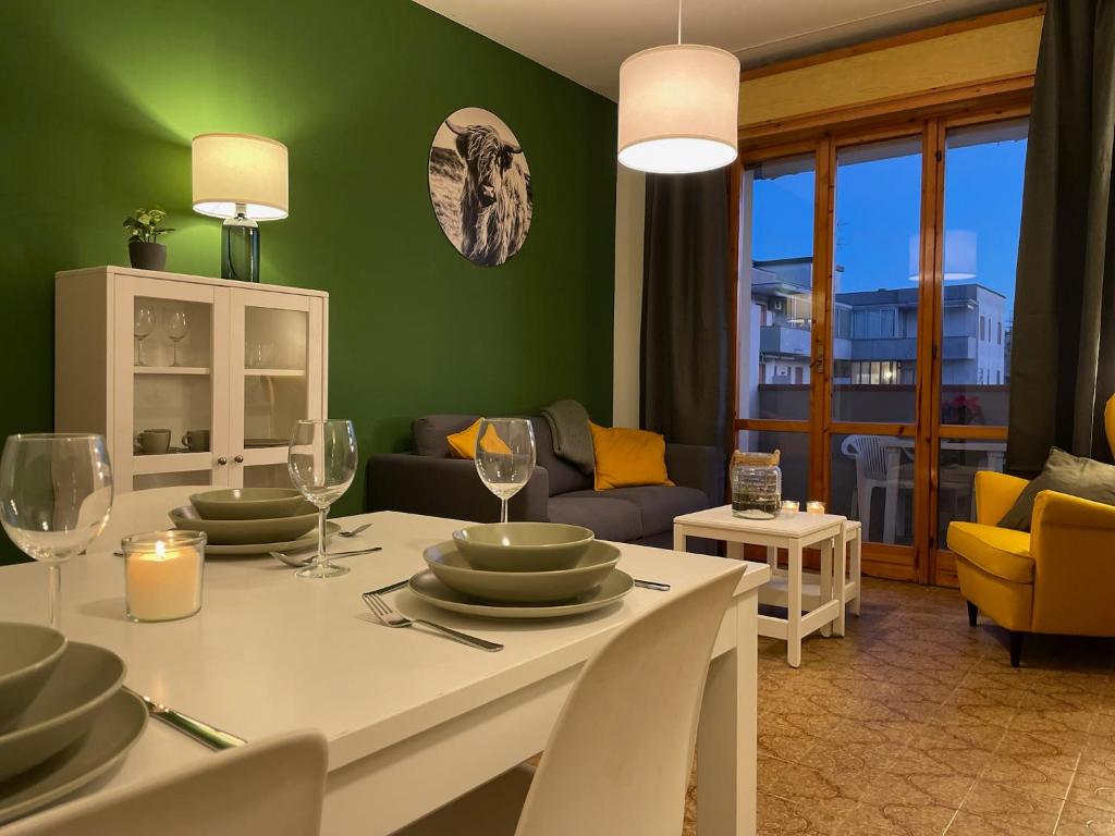 a living room with a white table and a green wall at Casa Mia - Lido Adriano by Ferket Holiday Rentals in Lido Adriano