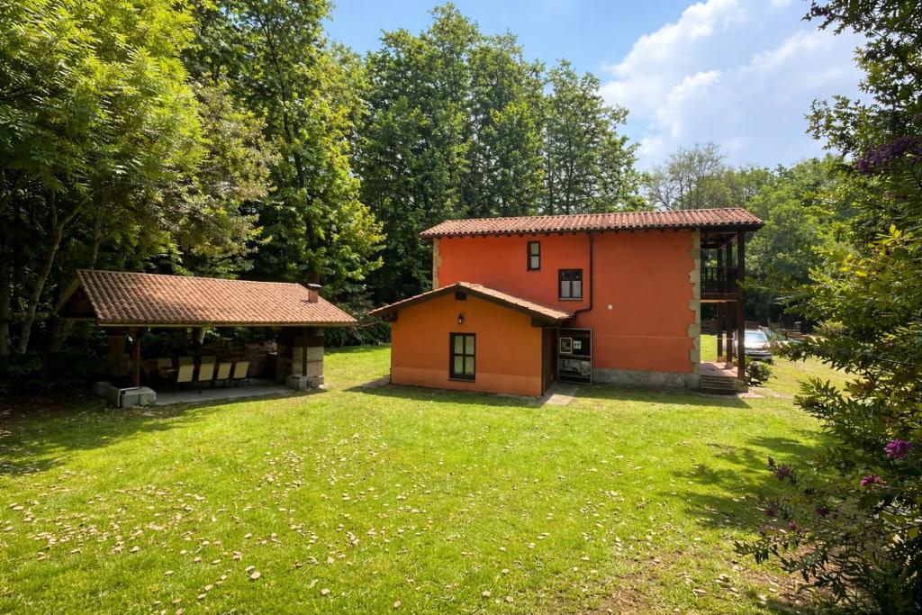 a small house and a pavilion in a yard at Llanes Villa con Piscina y Jardín – Las Ardillas in Cardoso