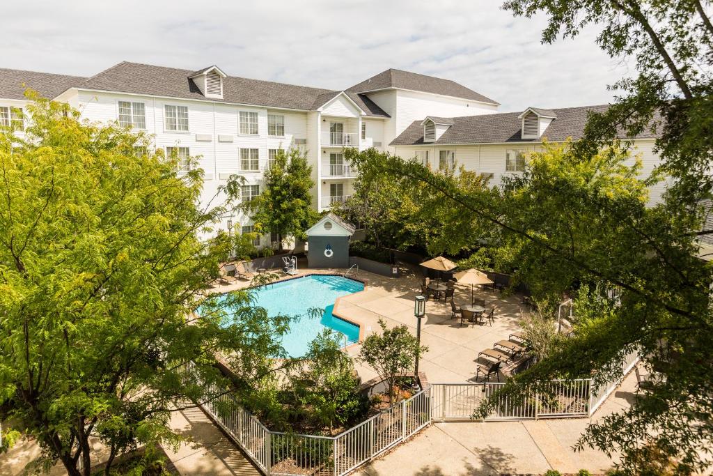 una vista aérea de un hotel con piscina en DoubleTree by Hilton Raleigh Durham Airport at Research Triangle Park, en Durham