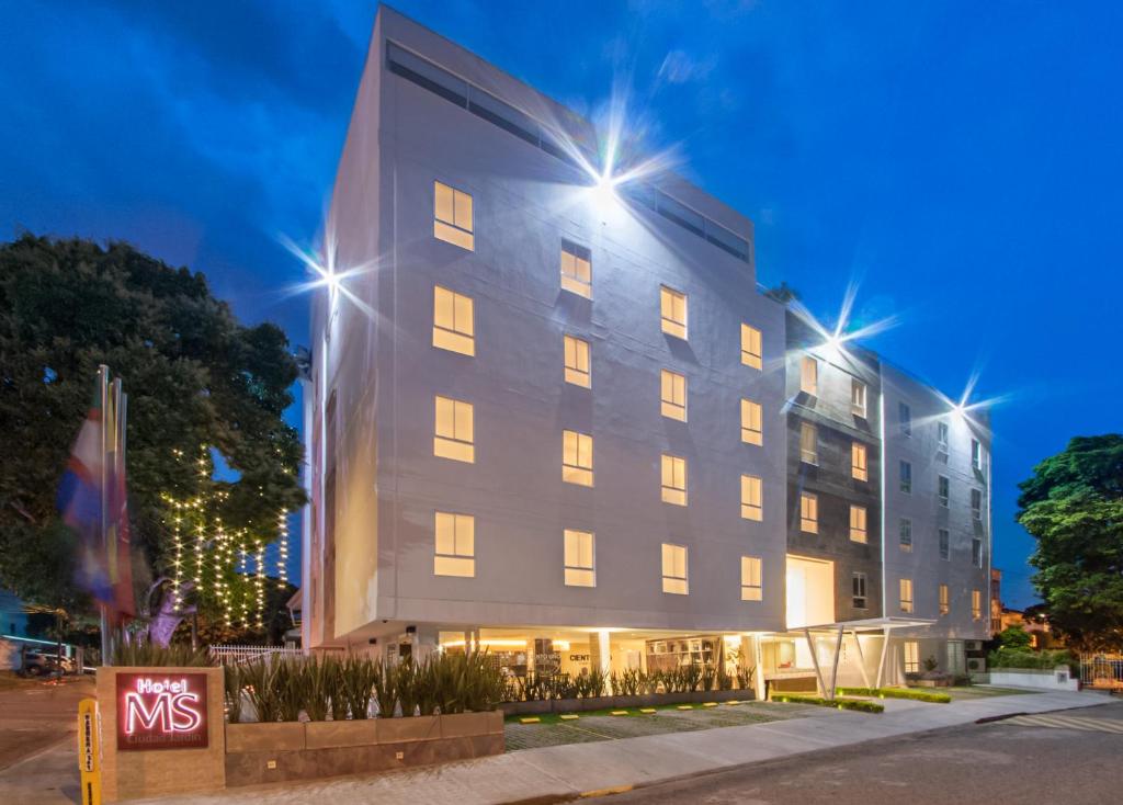 un bâtiment avec des lumières sur son côté dans l'établissement Hotel MS Ciudad Jardin Plus, à Cali