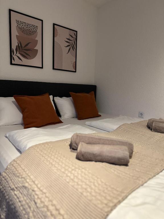 two beds with towels on them in a room at Apartment Lale - Frankenwald, Waldblick & Rennsteig in Steinbach am Wald