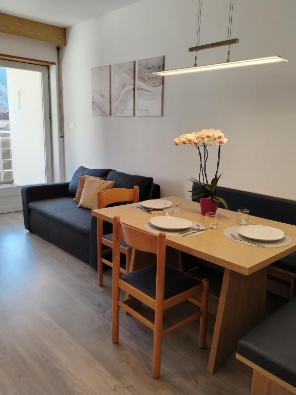 a living room with a table and a couch at Bergblick 33 in Plaus