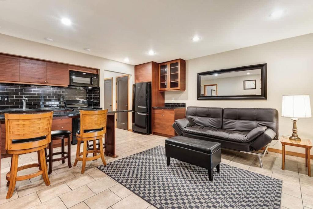 a living room with a couch and a kitchen at Ground level Condo near Downtown Bend in Bend
