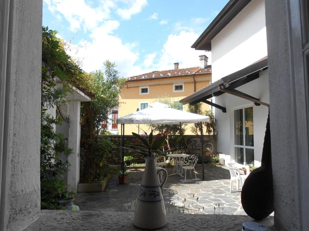 Un patio sau altă zonă în aer liber la Casa Sasso e Legno