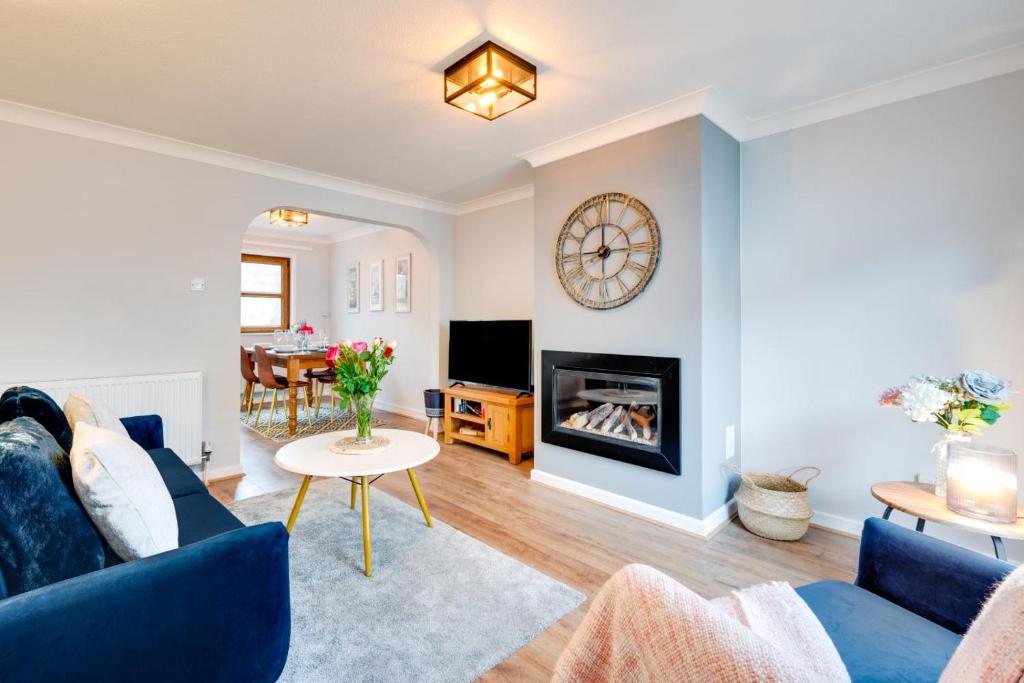 a living room with a blue couch and a fireplace at 2 Bed in Braunton oc-stepco in Braunton
