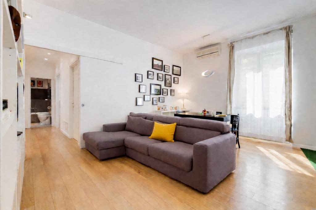 Micol's Place, bright apt 2 rooms, 2 toilets, near metro, 80 mq