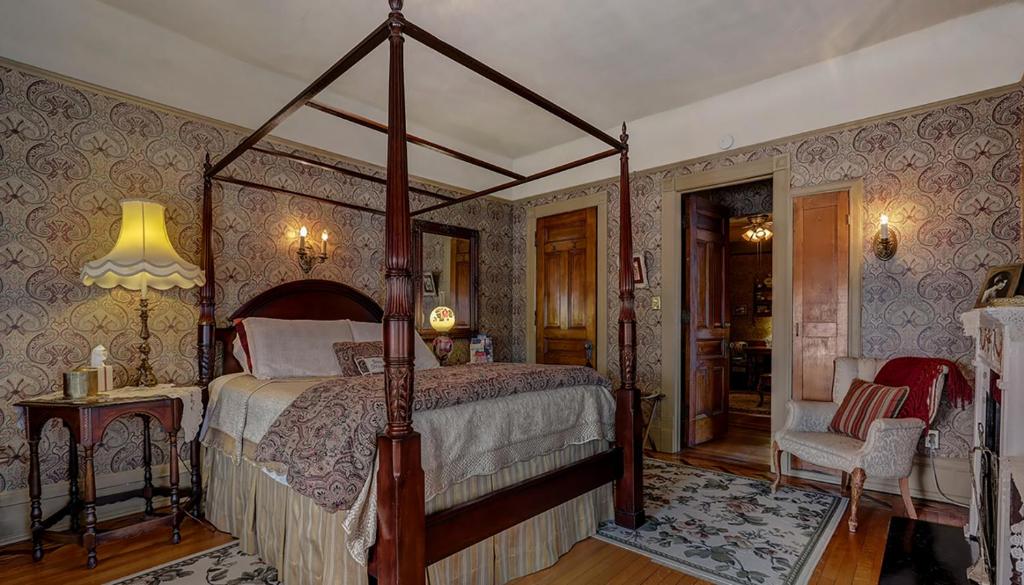 Schuster Mansion Bed & Breakfast - Queen Bed 2 Room Private Bathroom
