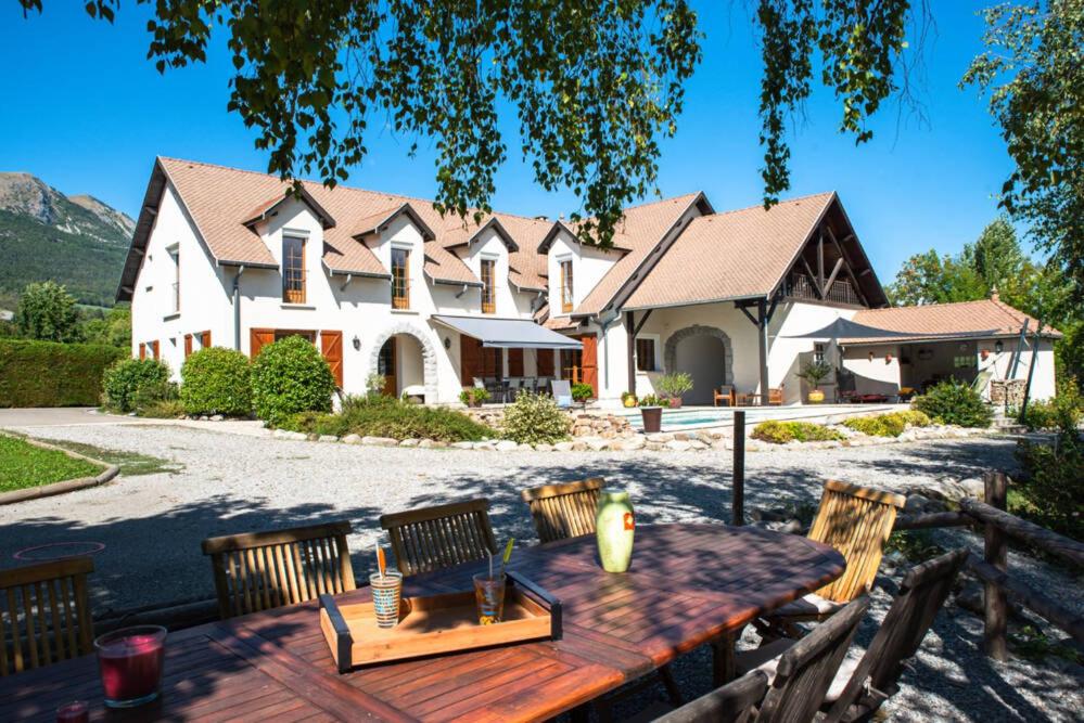 a house with a table and chairs in front of it at L'auberge de Charance in Gap