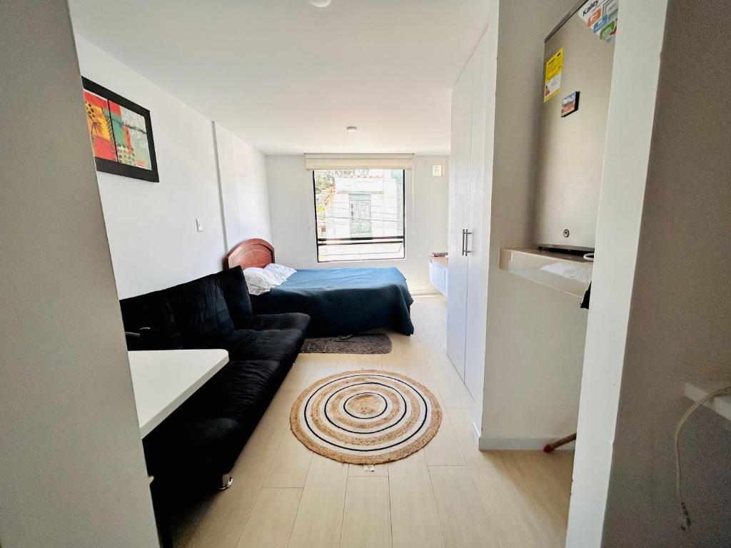 a living room with a couch and a bed at Apartamento mar in Tunja