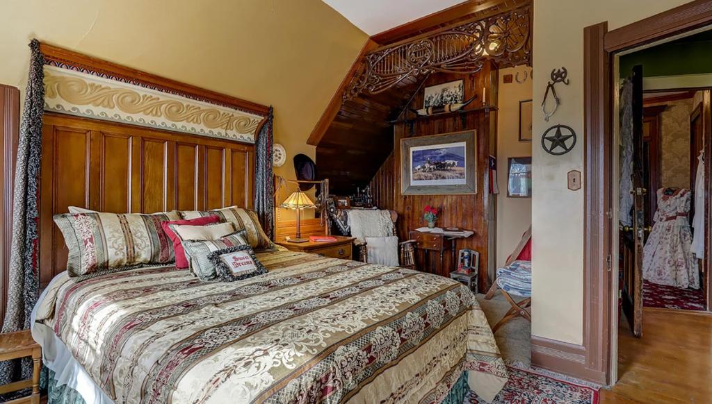 Schuster Mansion Bed & Breakfast - Queen Room With Shared Bathroom