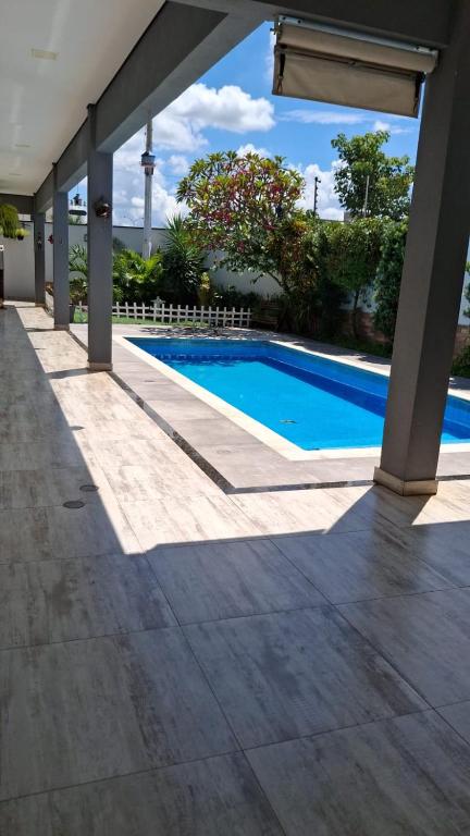 a swimming pool in the middle of a house at refúgio urbano in Nova Odessa