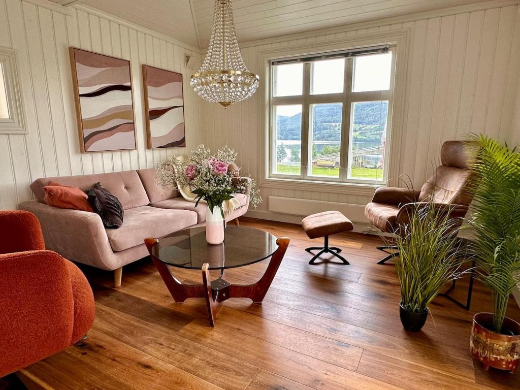 a living room with a couch and a table at Paradis ved Norefjell in Surteberg
