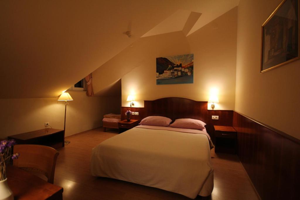 ein Schlafzimmer mit großem Bett und Treppe in der Unterkunft Villa Koruna - Mali Ston in Ston