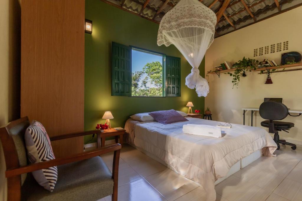 a bedroom with a bed and a window at Casa Aroeira Massarandupió in Entre Rios