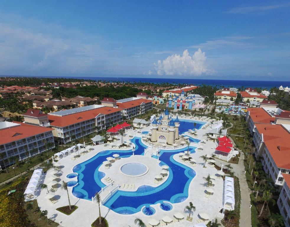 uma vista aérea de um resort com uma piscina em Bahia Principe Fantasia Punta Cana - All Inclusive em Punta Cana