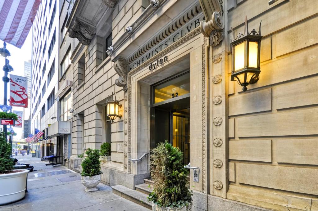 ein Gebäude mit einem Fenster auf einer Stadtstraße in der Unterkunft Dylan Hotel NYC in New York