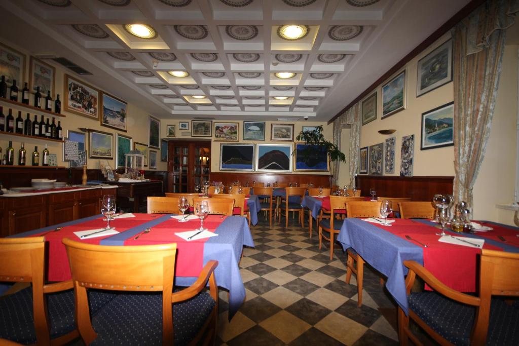 Ein Restaurant oder anderes Speiselokal in der Unterkunft Villa Koruna - Mali Ston 