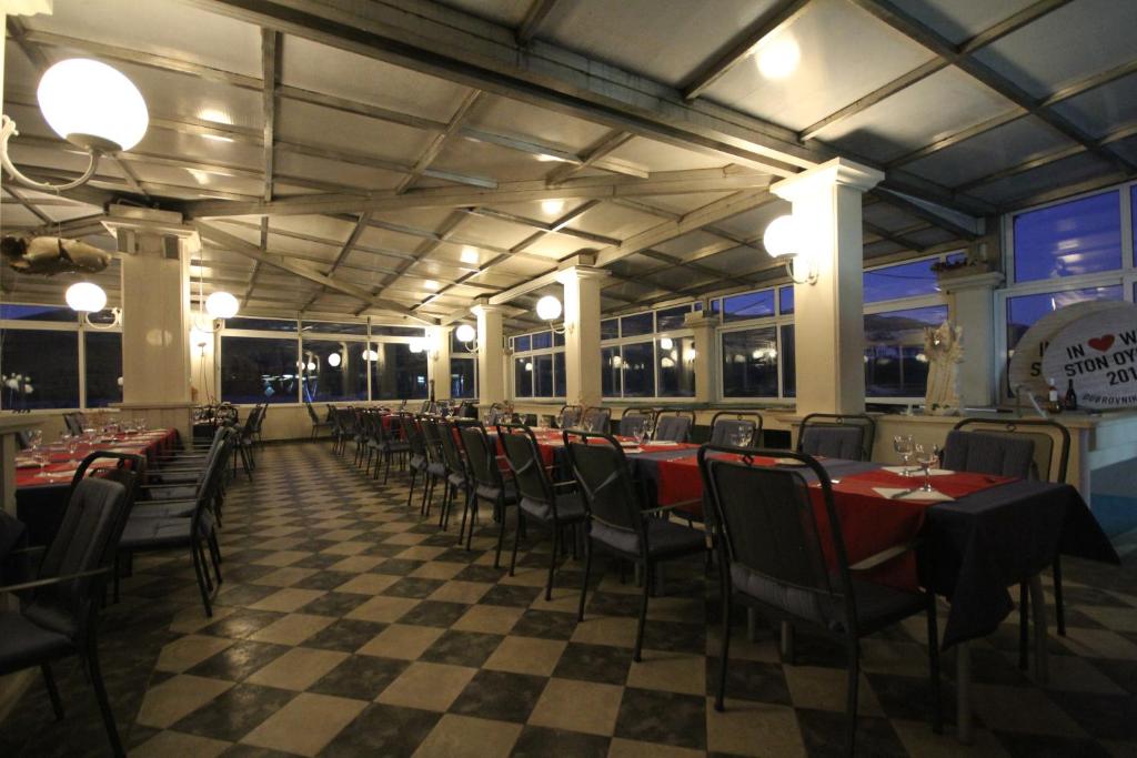 Ein Restaurant oder anderes Speiselokal in der Unterkunft Villa Koruna - Mali Ston 