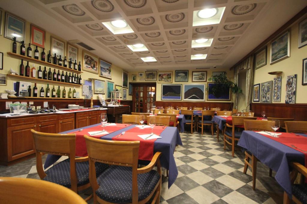 Ein Restaurant oder anderes Speiselokal in der Unterkunft Villa Koruna - Mali Ston 