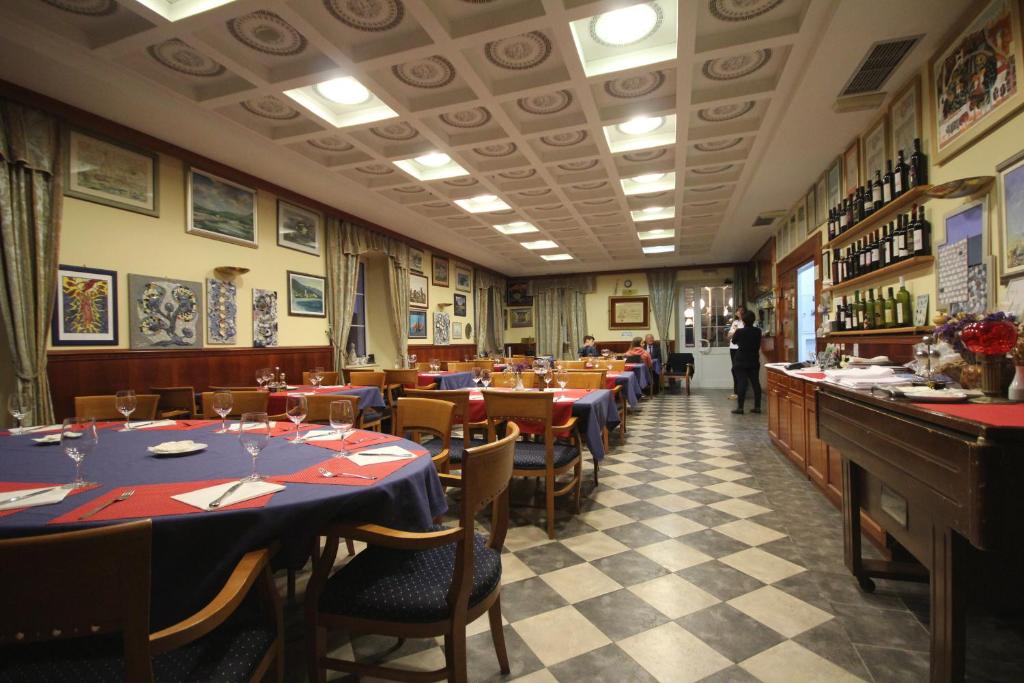 Ein Restaurant oder anderes Speiselokal in der Unterkunft Villa Koruna - Mali Ston 
