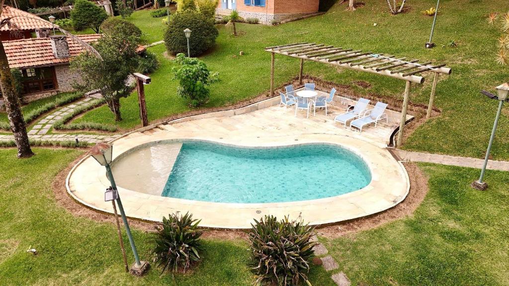 an overhead view of a swimming pool in a yard at Fazenda Vale Dourado in Nova Friburgo