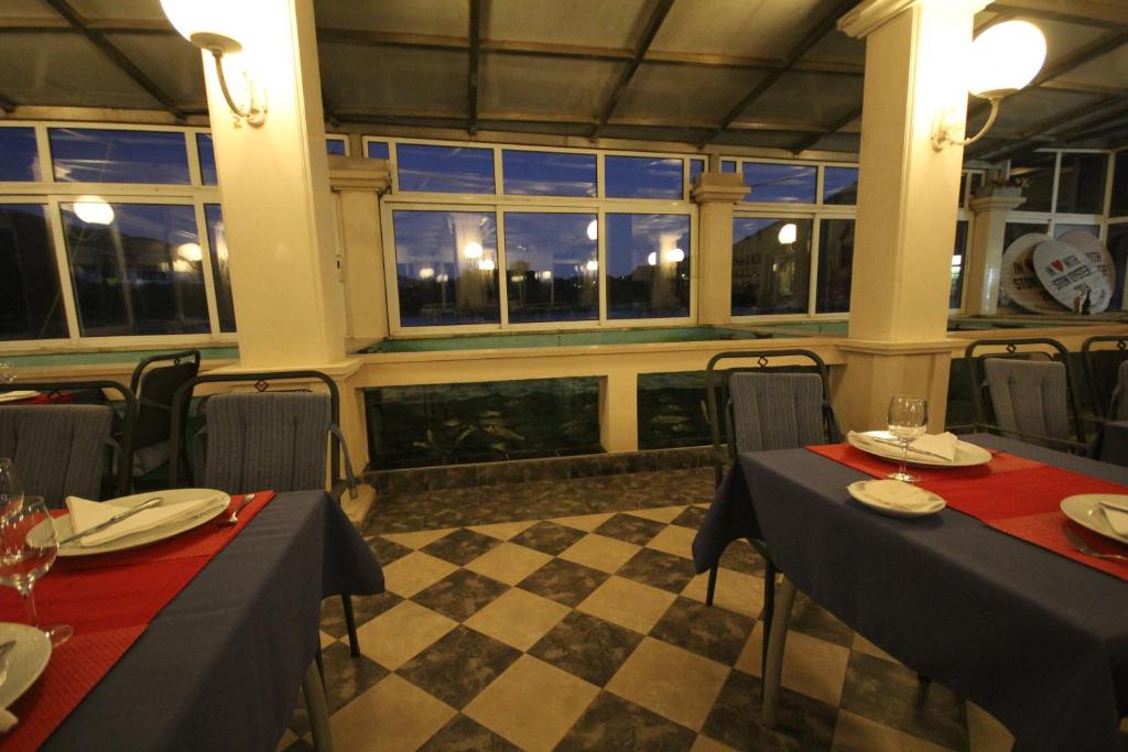 Ein Restaurant oder anderes Speiselokal in der Unterkunft Villa Koruna - Mali Ston 