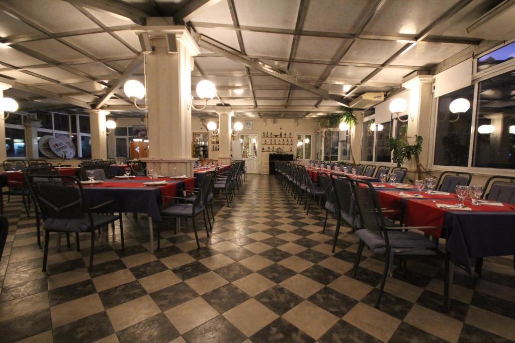 Ein Restaurant oder anderes Speiselokal in der Unterkunft Villa Koruna - Mali Ston 