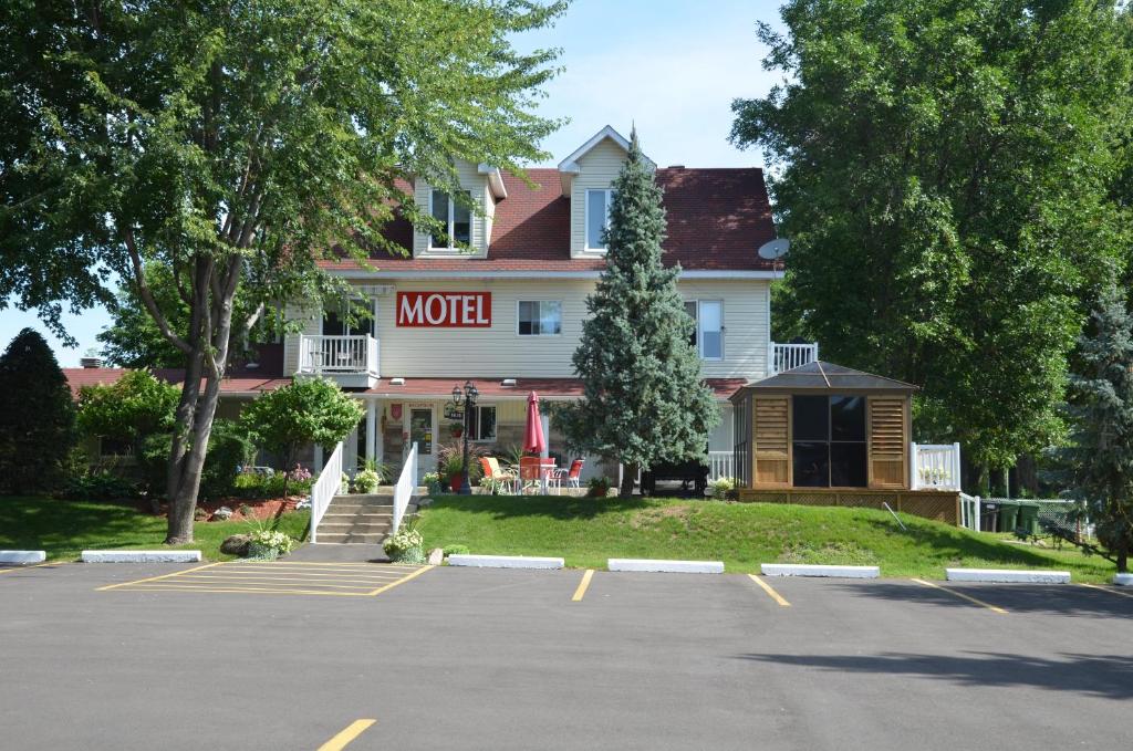 Motel Derfal / #CanadaDo / Best Places to Stay in Repentigny