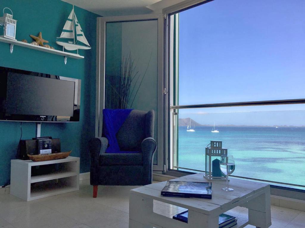 uma sala de estar com vista para o oceano em On the beach em Corralejo