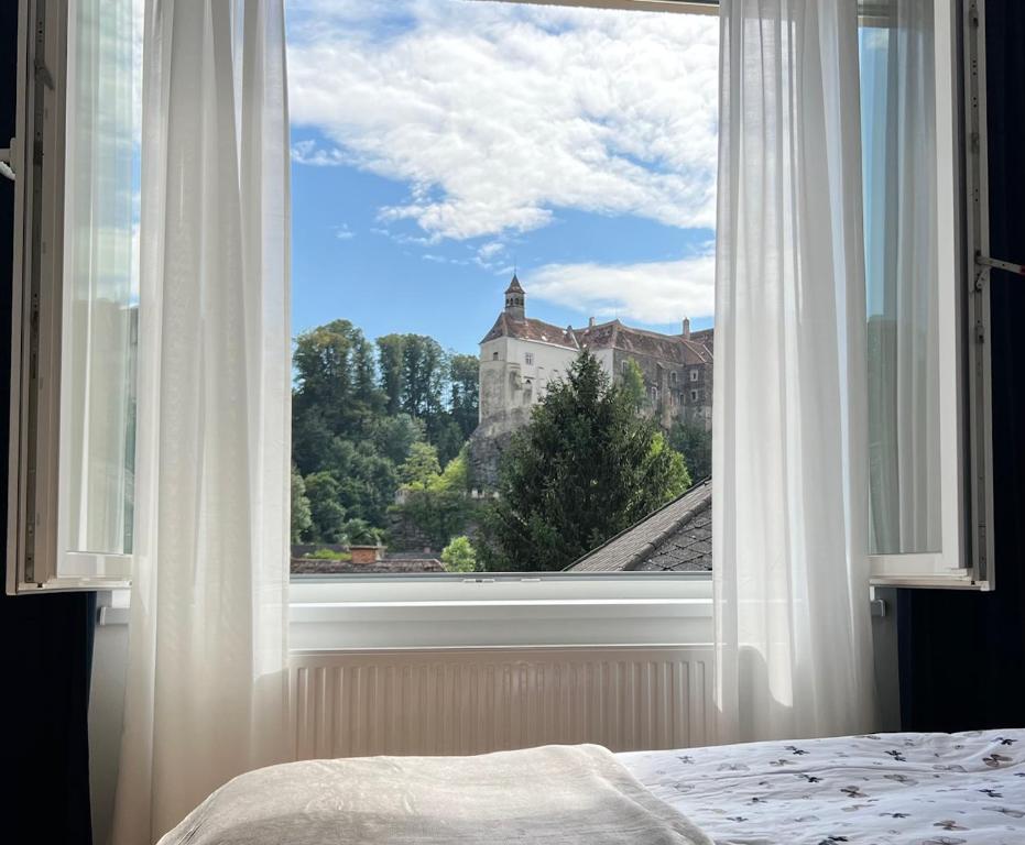 a bedroom window with a view of a castle at Privatzimmer Burgpanorama in Raabs an der Thaya