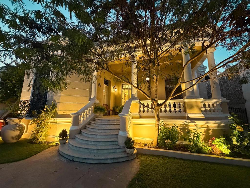 ein Haus mit einer Treppe davor in der Unterkunft Casa Ku'x in Mérida