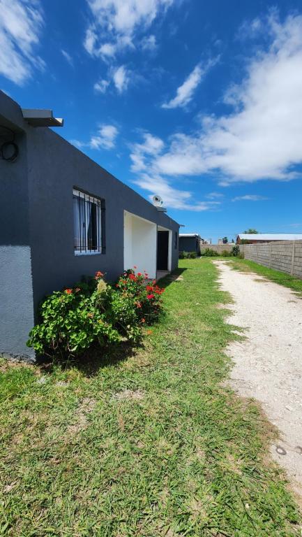 a house with flowers in front of a building at Rincon de Olivares in Los Olivares
