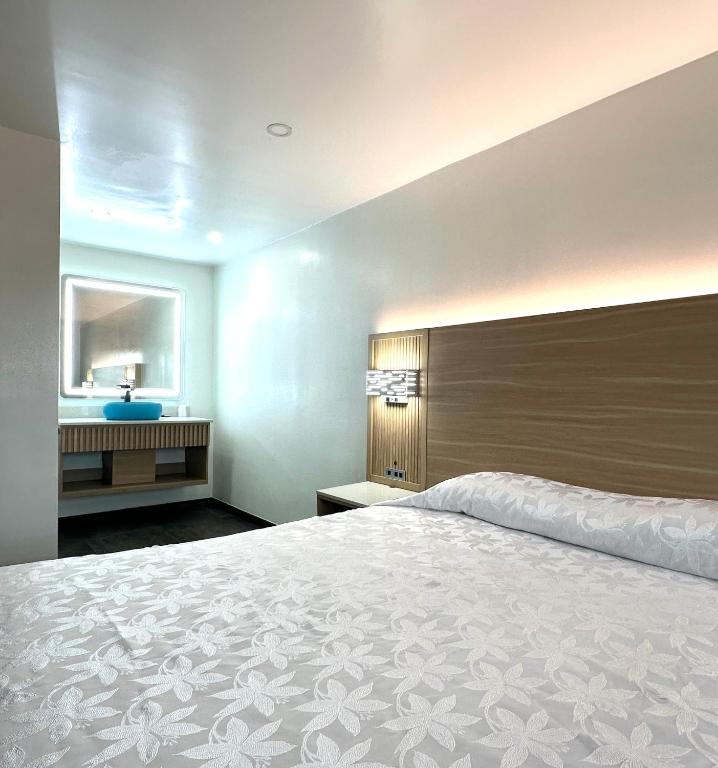 a bedroom with a large bed and a window at Nubell Motel in Bell