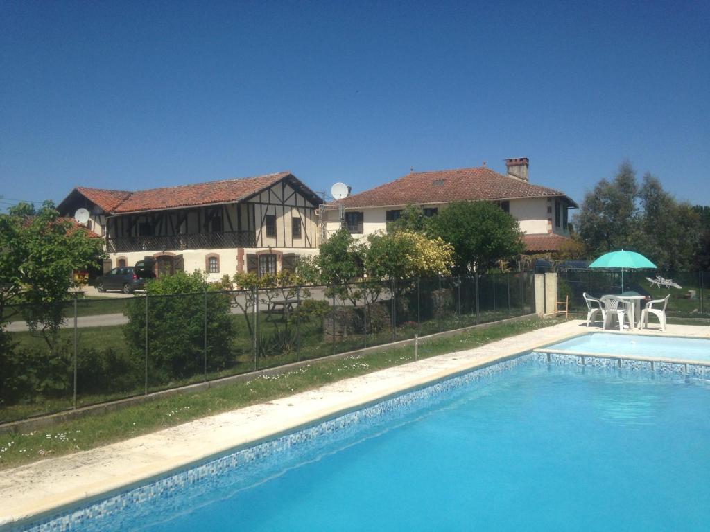 - une piscine en face d'une maison dans l'établissement Aou Carde, à Lagarde-Hachan
