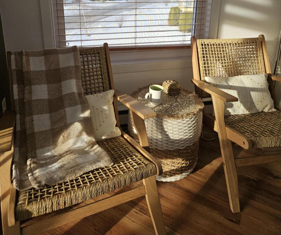 ein Zimmer mit zwei Stühlen, einem Tisch und einem Fenster in der Unterkunft Condo ÉVASION in Magog-Orford