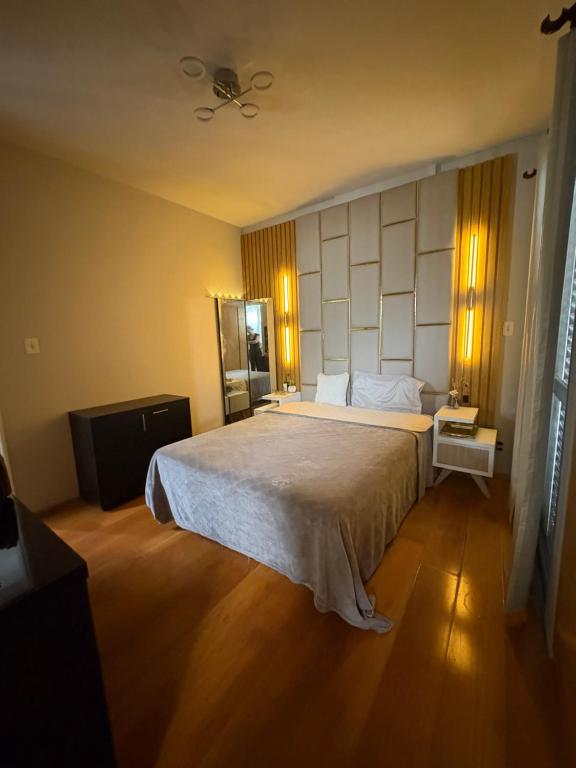 a bedroom with a large bed in a room at Parque plaza residence flat in São Bernardo do Campo
