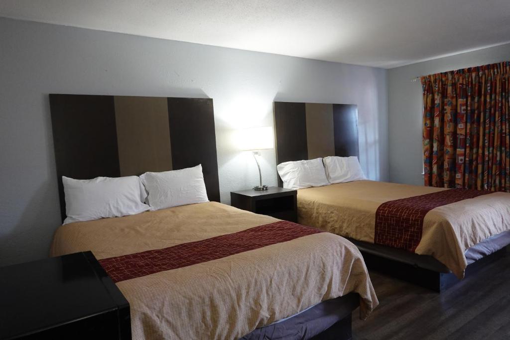 Cascades Motel - Chattanooga - Queen Room With Two Queen Beds - Non-Smoking