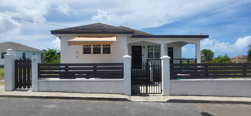 Coconut Serenity - 2 Bedroom Apartment Near Airport & Water Taxi Ferry Terminal