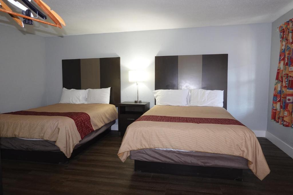 Cascades Motel - Chattanooga - Queen Room With Two Queen Beds - Smoking