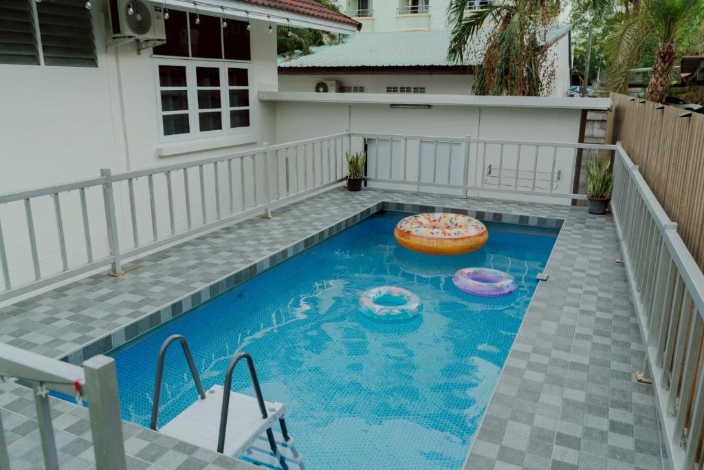 a small swimming pool with a float in the middle at ชรินพูลวิลล่าบางแสน Aurora Villa Bangsaen natedee road in Chon Buri