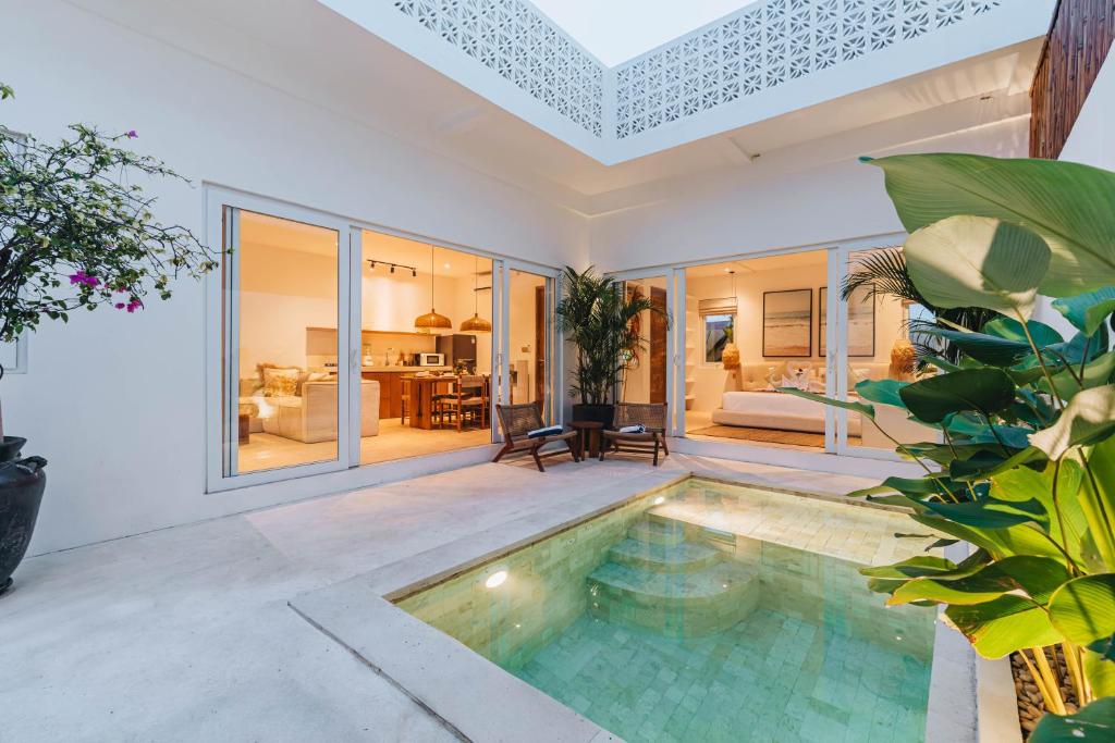 a swimming pool in the middle of a living room at Villa Arlo Canggu in Canggu